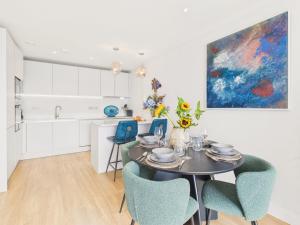 Skydeck at The Liner – Stylish 2-Bed 2-Bath Top Floor with Panoramic Sea Views