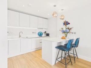 Skydeck at The Liner – Stylish 2-Bed 2-Bath Top Floor with Panoramic Sea Views