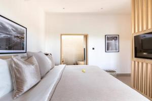 Carved Door Villa Canggu