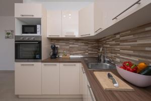 Apartment Rubina, 2 bedrooms, big terrace and secure parking