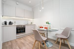 Urban Chic - Luxury Stay for up to 20 Guests in Mennica Residence, Warsaw Center