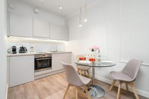 Golden Apartments - Luxury Stay for up to 10 Guests in Mennica Residence, Warsaw Center