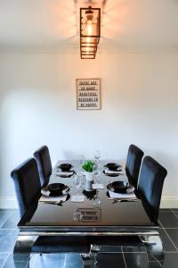 4 BDR House By Caledonia Luxe Stays Short Lets & Serviced Accommodation Billingham