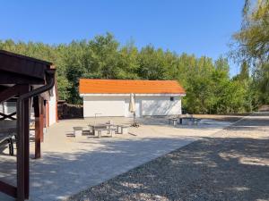 Tüskevár Vendégház és Halastó