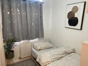 Home Away From Home! Lovely House Near M1