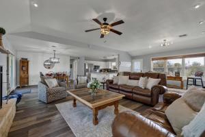 Starlight Meadows 3 mi to Downtown whot tub