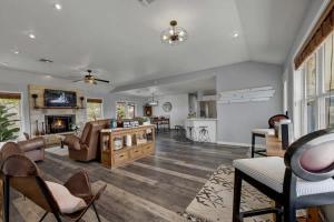 Starlight Meadows 3 mi to Downtown whot tub