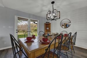 Starlight Meadows 3 mi to Downtown whot tub