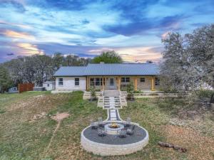 Starlight Meadows 3 mi to Downtown whot tub