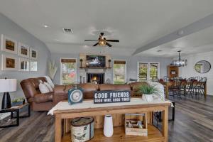 Starlight Meadows 3 mi to Downtown whot tub