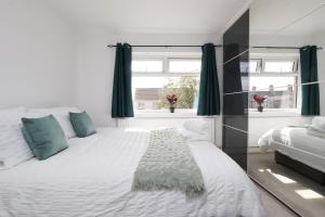 3-Bedroom House with 5 Beds, Dining Room, EV Charger & Private On-Site Parking