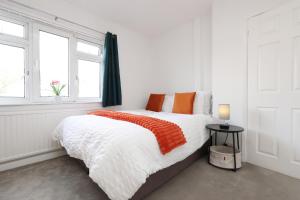 3-Bedroom House with 5 Beds, Dining Room, EV Charger & Private On-Site Parking