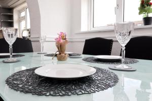 3-Bedroom House with 5 Beds, Dining Room, EV Charger & Private On-Site Parking