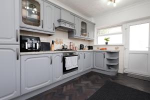 3-Bedroom House with 5 Beds, Dining Room, EV Charger & Private On-Site Parking