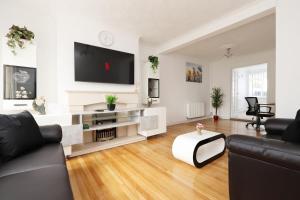 King Beds - Dining Space - Ev Charger - Coffee - Contractor & Families