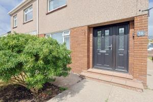 3-Bedroom House with 5 Beds, Dining Room, EV Charger & Private On-Site Parking