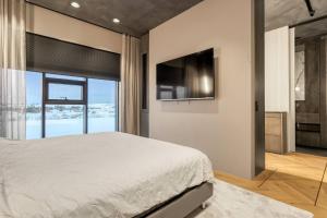 Nordic Retreat by the Water Hot Tubs Northern Lights