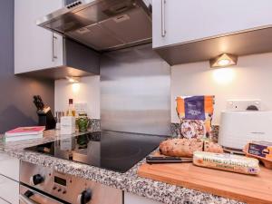 Pass the Keys Oxford Castle - City Centre Apartment Balcony