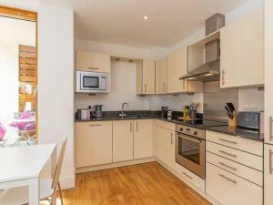 Pass the Keys Oxford Castle - City Centre Apartment Balcony