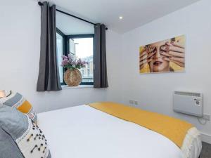 Pass the Keys Oxford Castle - City Centre Apartment Balcony