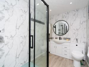 Pass the Keys Centrally Located Modern Seaside House