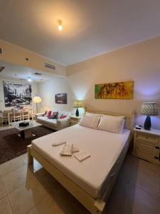 Click Stay - JLT - Entire Studio & Balcony Lakes view Apartment -AM