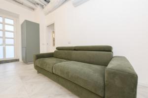 Lakefront and downtown within walking distance!