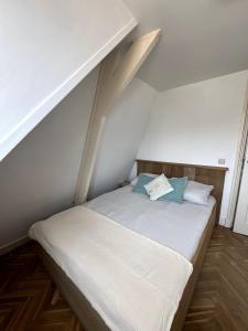 Beachfront apartment with rooftop terrace