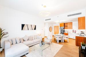 Escape24 Elegant 1BR with Sea View & Beach Access in La Mer