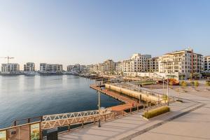 Escape24 Elegant 1BR with Sea View & Beach Access in La Mer