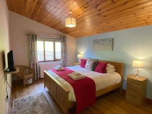 Skylark Lodge with Hot Tub