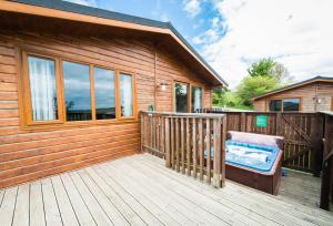 Skylark Lodge with Hot Tub