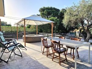 Villa Giacoma hot tub and garden