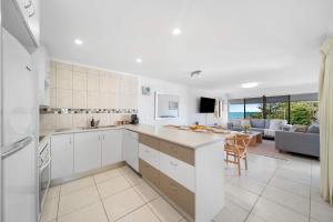 Seabreeze Stay - Modern Oceanfront Escape with Pool