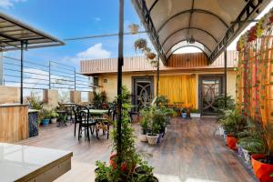 Super Townhouse Hyderabad Gate IIT BHU Formerly RK Heights