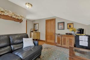 East Suite in Gillespie House -Steps to Main Street!