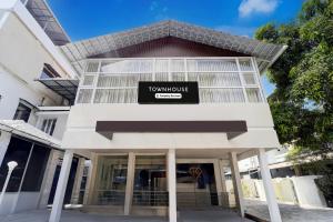 Super Townhouse Deshabhimani Road Kaloor Kochi