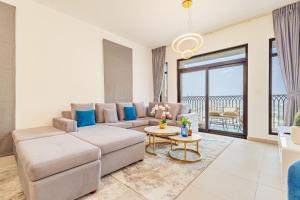 Chic Apartment with Balcony & Views - 4hvězdičkové hotely ve městě Dubaj