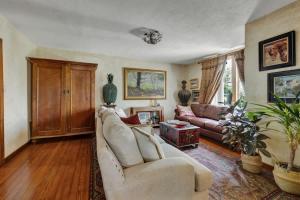 East Suite in Gillespie House -Steps to Main Street!