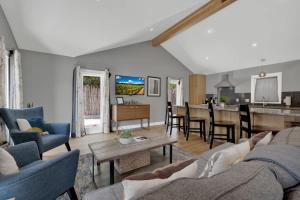 Alcove: Steps to Main St-High End Home wHot-tub!