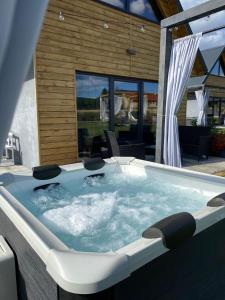 sKLONowane domki pod Czarną Górą