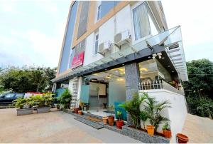 Keerthis Royal Suites - Near Kempegowda international Airport