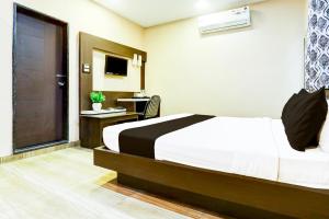 Super Collection O Kampoo Tiraha Road formerly Siddhi Vinayak