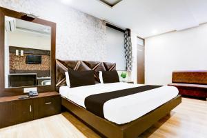 Super Collection O Kampoo Tiraha Road formerly Siddhi Vinayak