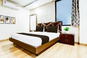 Super Collection O Kampoo Tiraha Road formerly Siddhi Vinayak