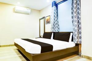 Super Collection O Kampoo Tiraha Road formerly Siddhi Vinayak