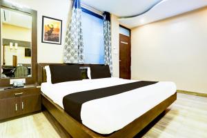 Super Collection O Kampoo Tiraha Road formerly Siddhi Vinayak