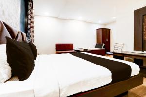 Super Collection O Kampoo Tiraha Road formerly Siddhi Vinayak