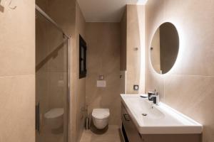 2BR Apartment, Access to Rooftop Retreat with Sauna & Jacuzzi