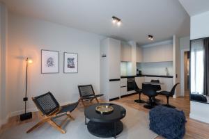 2BR Apartment, Access to Rooftop Retreat with Sauna & Jacuzzi